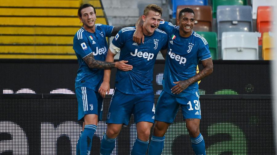 Jogadores da Juventus comemoram gol de De Ligt contra a Udinese - MARCO BERTORELLO / AFP