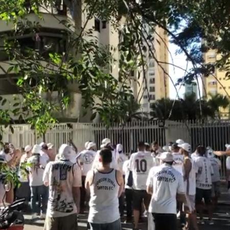 Protesto de torcedores do Santos em frente ao prédio do presidente José Carlos Peres - Reprodução