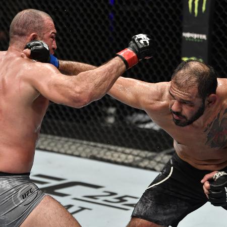 Minotouro acerta golpe em Mauricio Shogun durante o UFC Fight Night  - USA TODAY Sports