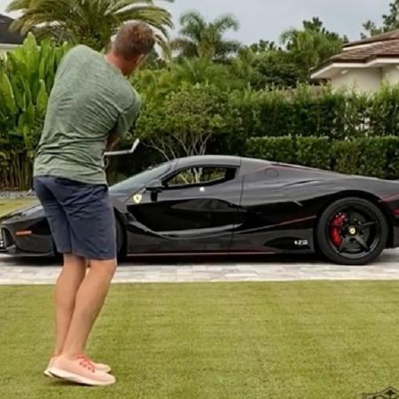 Ian Poulter conseguiu fazer com que bola de golfe passasse pela janela de sua Ferrari - Reprodução/Instagram