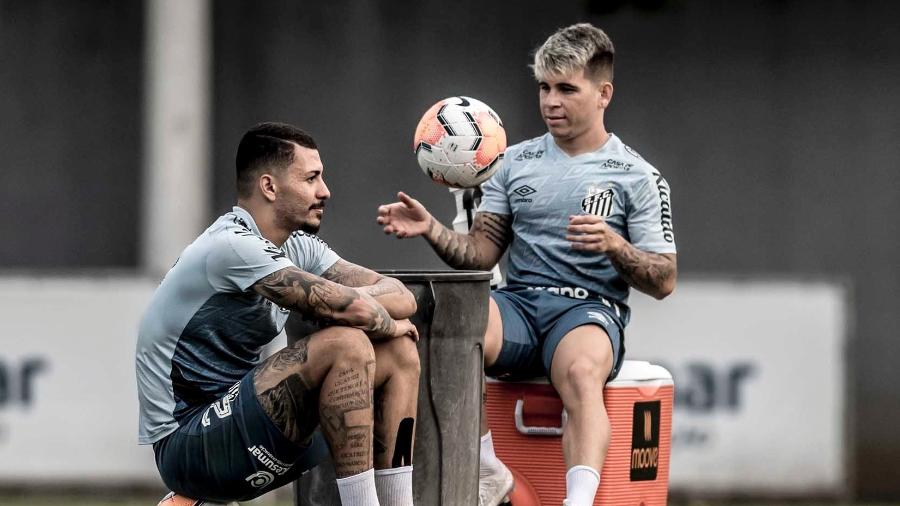 Soteldo e Alison sentados após treino do Santos - Ivan Storti/Santos FC