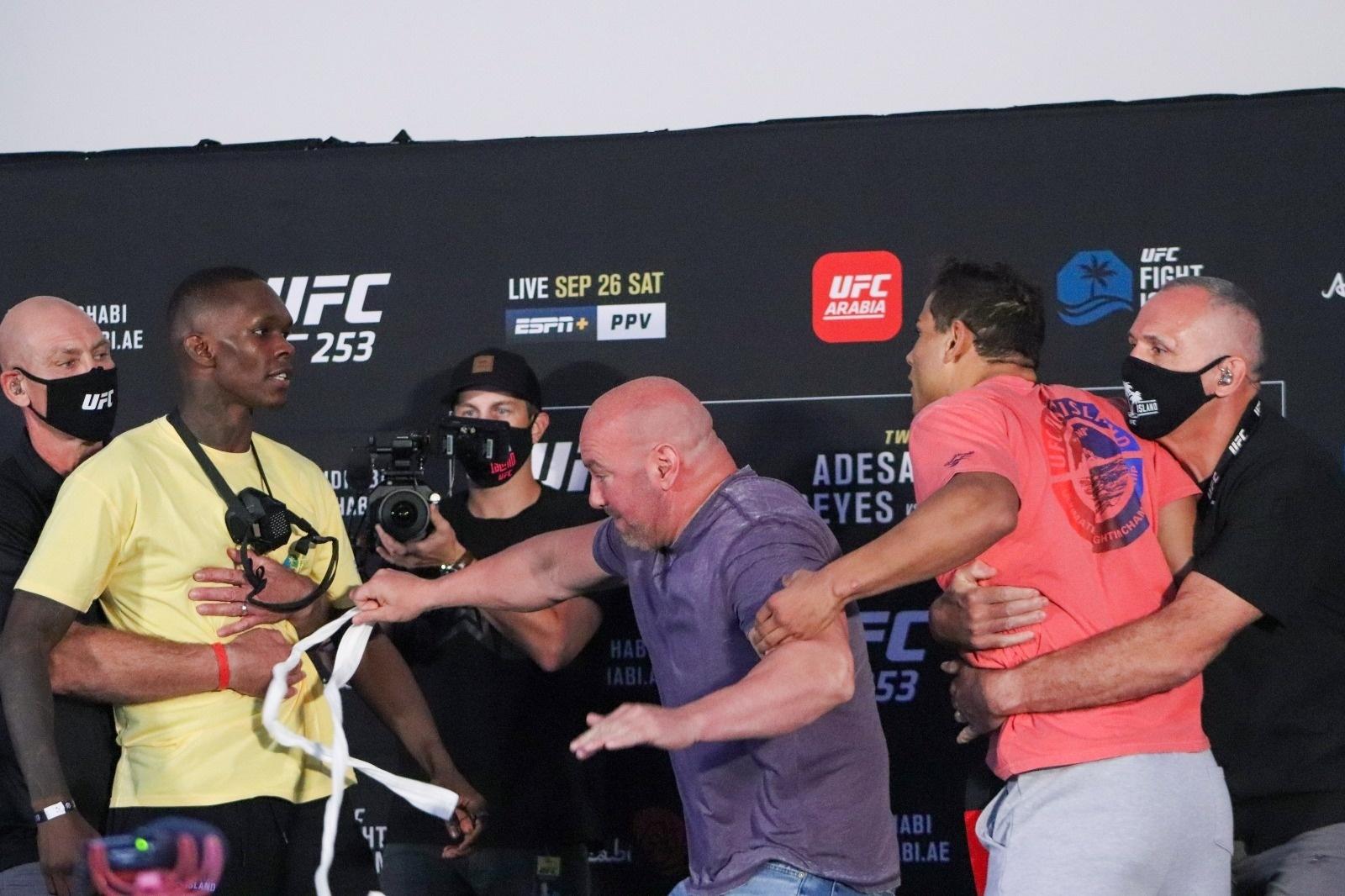 Ufc 253 Borrachinha Provoca E Adesanya Quase Perde A Linha Em Encarada