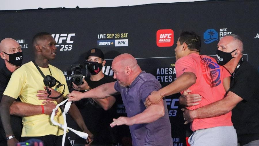 Dana White tenta apartar Israel Adesanya (esquerda) e Paulo "Borrachinha" (direita) durante encarada no UFC - Natassia Del Fischer/Ag.Fight
