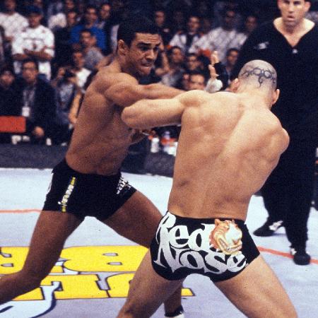 Vitor Belfort nocauteia Wanderlei Silva no UFC em outubro de 1998 Vitor Belfort nocauteia Wanderlei Silva no UFC em outubro de 1998