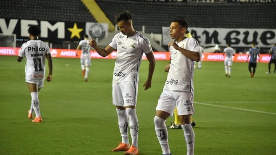 Kaio Jorge e Sandry comemoram gol na Vila Belmiro pela Libertadores - Ivan Storti