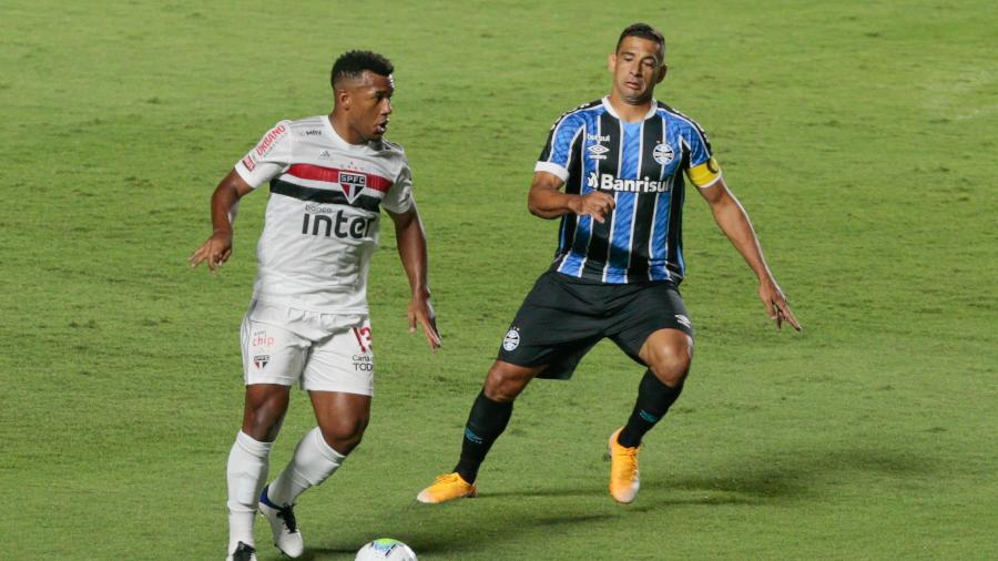 Luan e Diego Souza, durante a partida entre São Paulo e Grêmio - Marcello Zambrana/AGIF