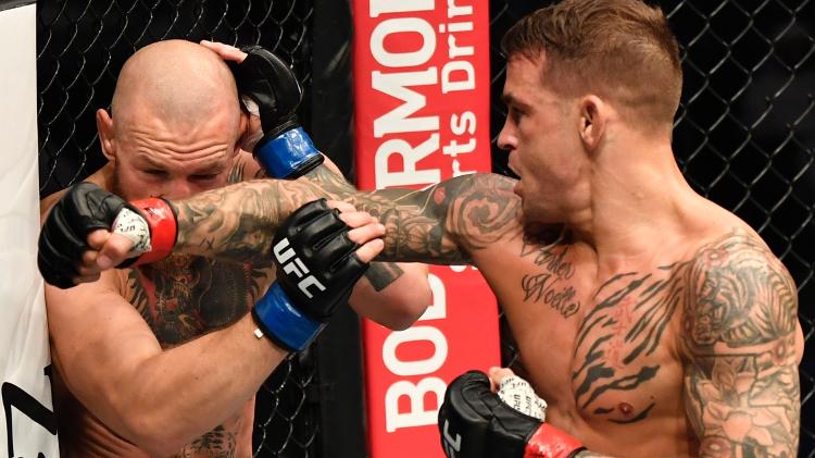 Dustin Poirier (right) takes another hit at Conor McGregor (e) during the UFC 257 fight - Jeff Bottari / Getty Images - Jeff Bottari / Getty Images