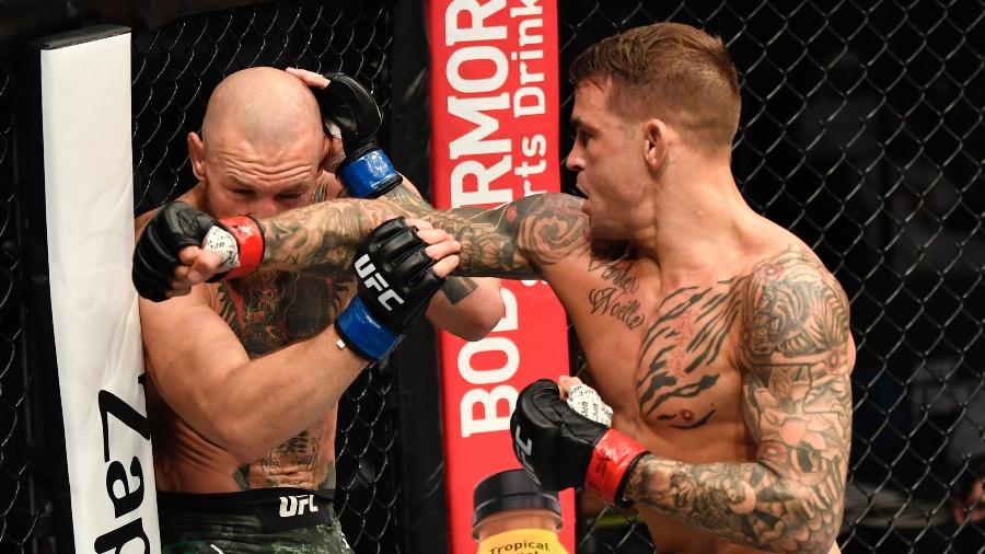 Dustin Poirier (direita) acerta mais um golpe em Conor McGregor (e) durante luta do UFC 257 - Jeff Bottari/Getty Images