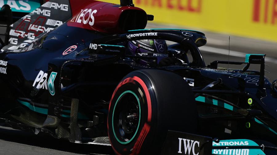  08.mai.2021 - Lewis Hamilton, da Mercedes, durante treino classificatório no Grande Prêmio da Espanha de F1, em Barcelona - JAVIER SORIANO / AFP