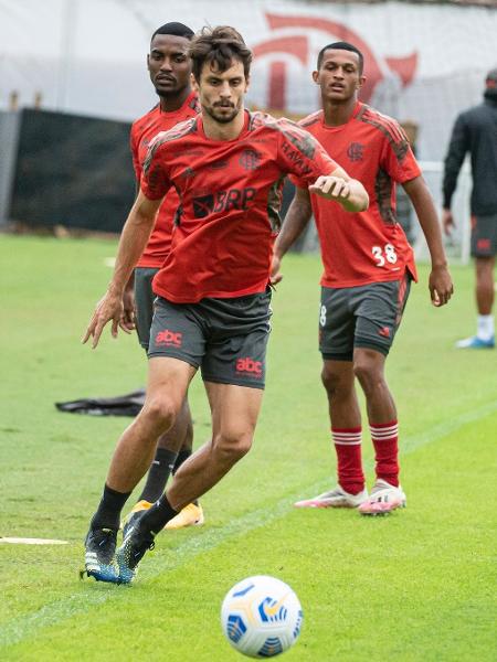 Rodrigo Caio treina com bola e deve ser opção para o Flamengo no jogo deste domingo (13) -  Alexandre Vidal / Flamengo