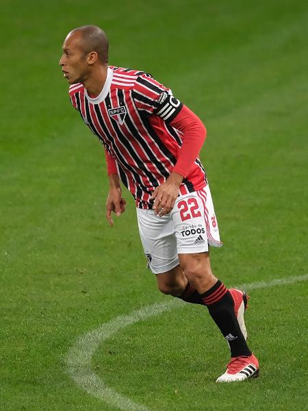 Zagueiro Miranda, durante a partida entre Corinthians e São Paulo - Marcello Zambrana/AGIF