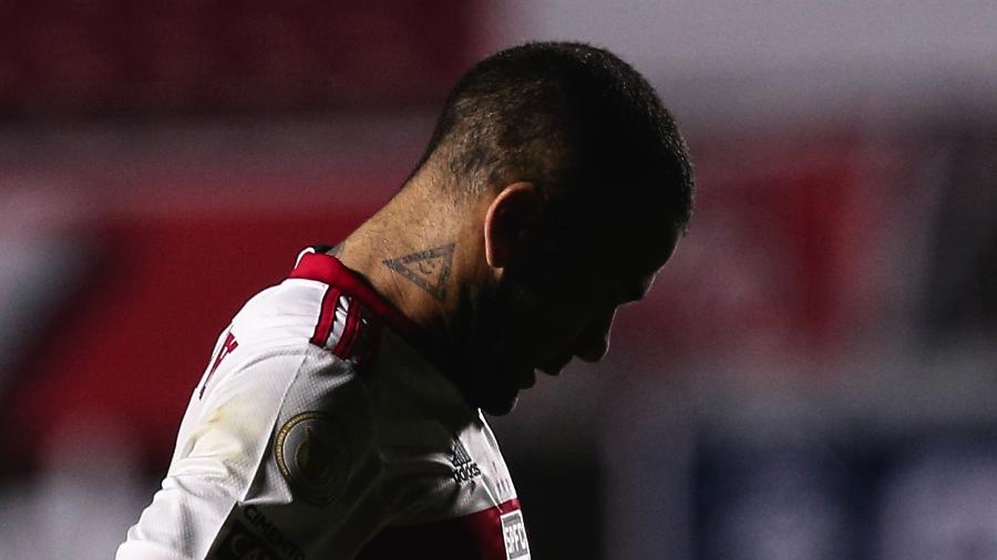 Daniel Alves lamenta a derrota do São Paulo para o Red Bull Bragantino - Ettore Chiereguini/AGIF