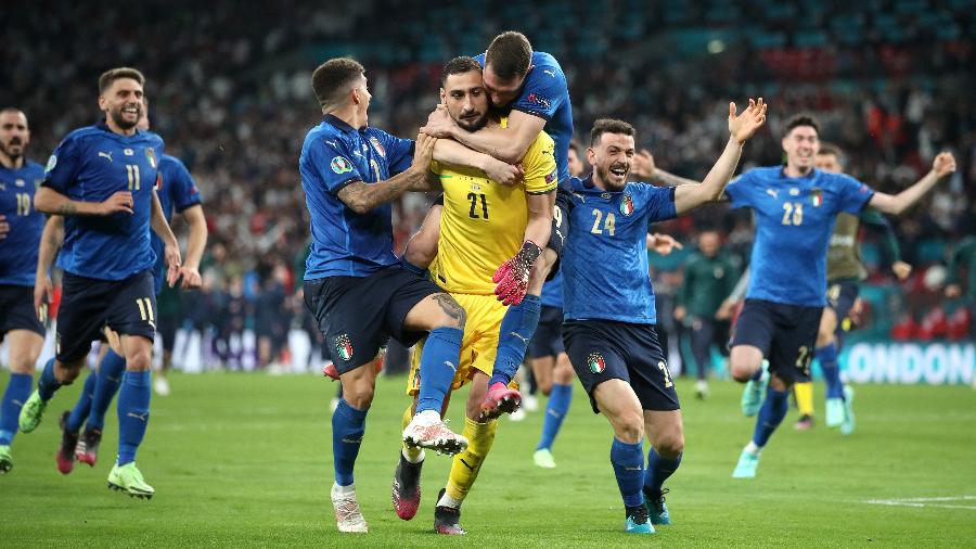 Jogadores da Itália comemoram com o goleiro Donnarumma o título da Eurocopa sobre a Inglaterra, em julho de 2021 - Nick Potts/PA Images via Getty Image