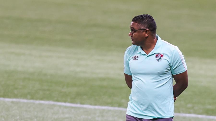 Roger Machado observa partida entre Fluminense e Palmeiras, pela 13ª rodada do Brasileirão - Marcello Zambrana/AGIF