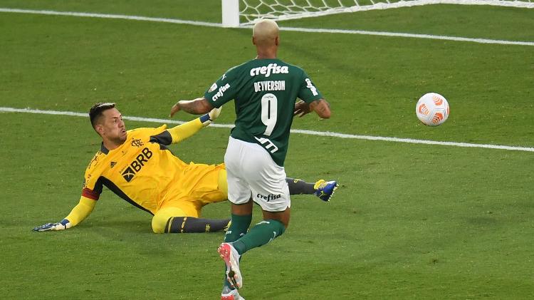 Deyverson toca na saída de Diego Alves para marcar o gol do Palmeiras na prorrogação contra o Flamengo na final da Libertadores