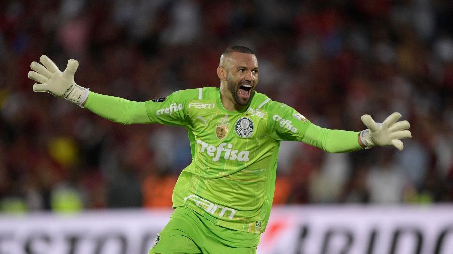 Weverton comemora título do Palmeiras na Libertadores após vitória contra o Flamengo em Montevidéu - AFP