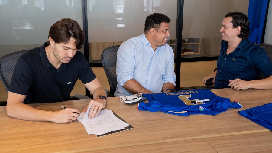 Assinatura do contrato entre Cruzeiro e Ronaldo, em São Paulo - Divulgação XP/Cruzeiro
