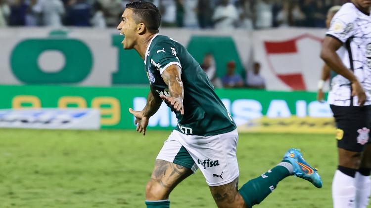 Dudu comemora gol marcado com a camisa do Palmeiras no dérbi contra o Corinthians