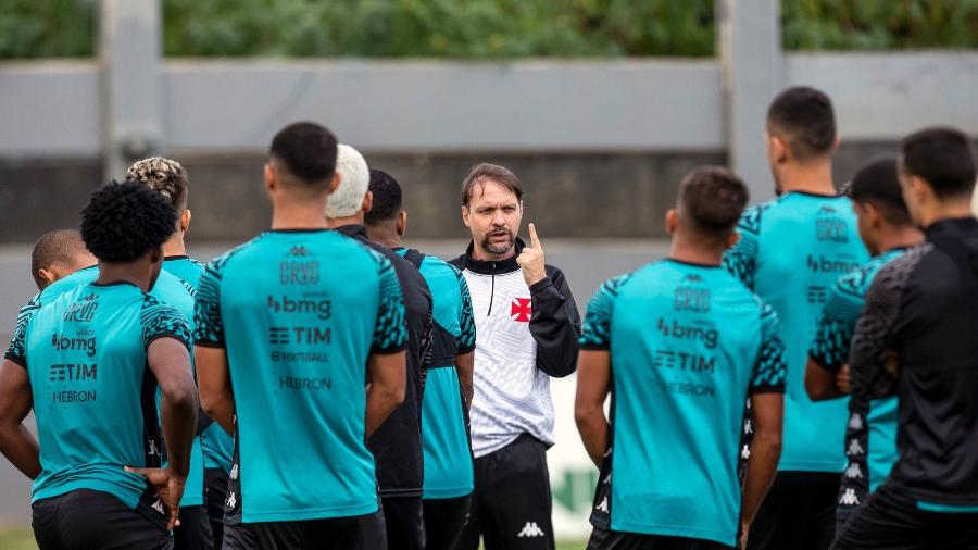 Maurício Souza, técnico do Vasco, conversa com jogadores no CT Moacyr Barbosa - Daniel Ramalho / CRVG