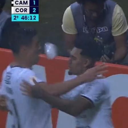 Garrafa atinge rosto do zagueiro Balbuena, no jogo entre Atlético-MG e Corinthians - Reprodução/Premiere