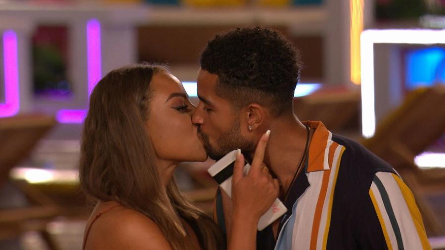 Atacante Jamie Allen dá um beijo em sua companheira no "Love Island" - Reprodução