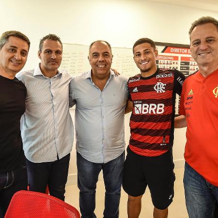 João Gomes se reuniu com a direotira do Flamengo para renovar o contrato - Marcelo Cortes/CRF