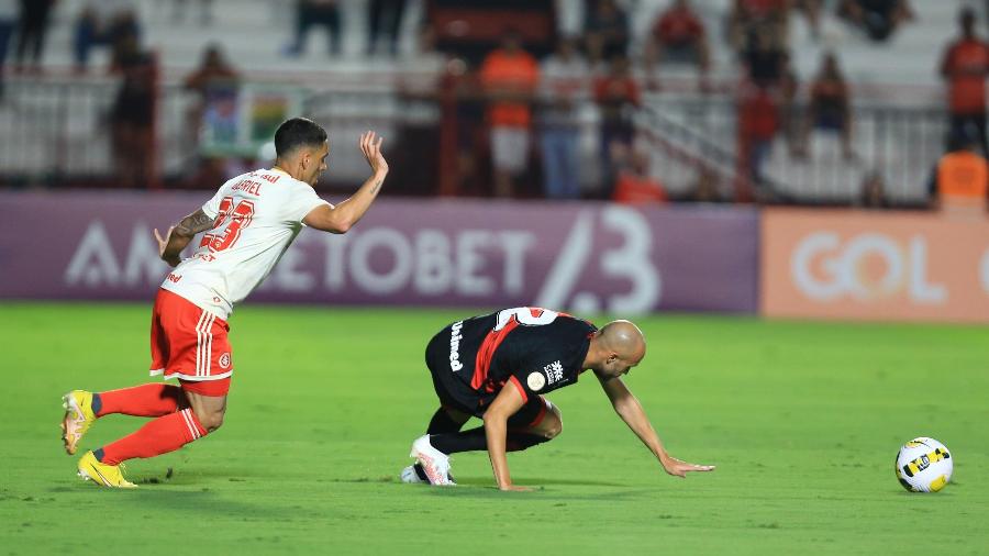 Gabriel, volante do Inter, em ação na partida contra o Atlético-GO - CARLOS COSTA/FUTURA PRESS/FUTURA PRESS/ESTADÃO CONTEÚDO