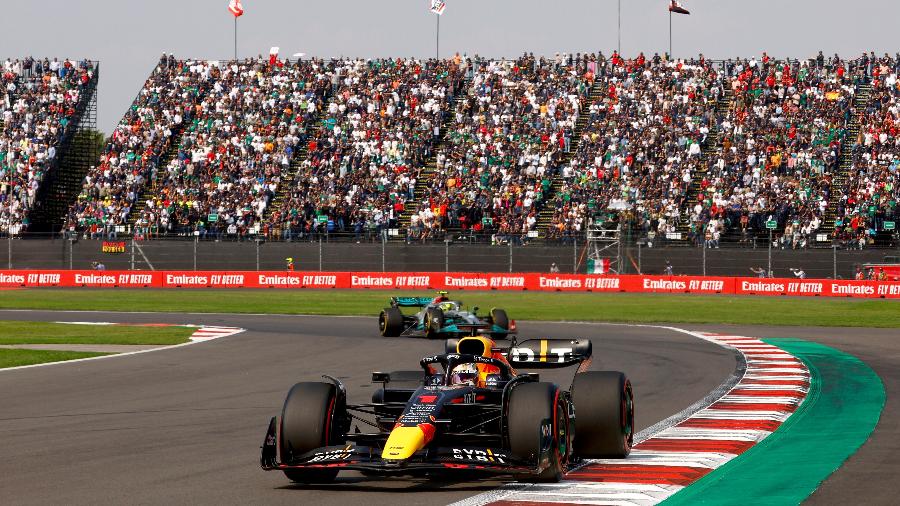 Max Verstappen, seguido por Lewis Hamilton, durante o GP do México - Chris Graythen/Getty Images