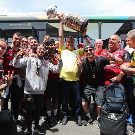 Presidente Jair Bolsonaro levanta taça da Libertadores com jogadores do Flamengo - Reprodução Twitter Flávio Bolsonaro