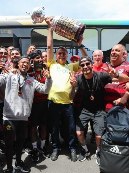 Presidente Jair Bolsonaro recepciona elenco do Flamengo e levanta taça da Libertadores - Reprodução Twitter Flávio Bolsonaro