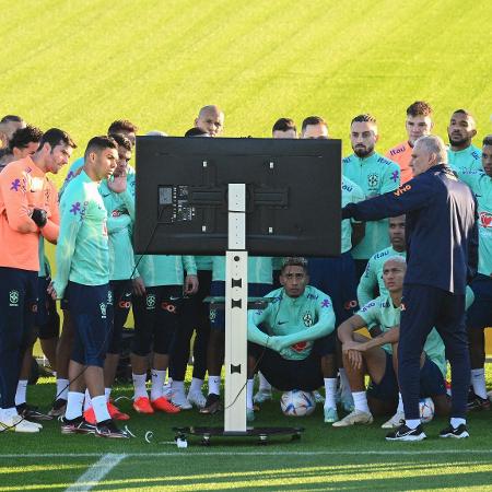 Tite orienta jogadores da seleção com ajuda de televisor no treino em Turim, na Itália - Vincenzo Pinto/AFP