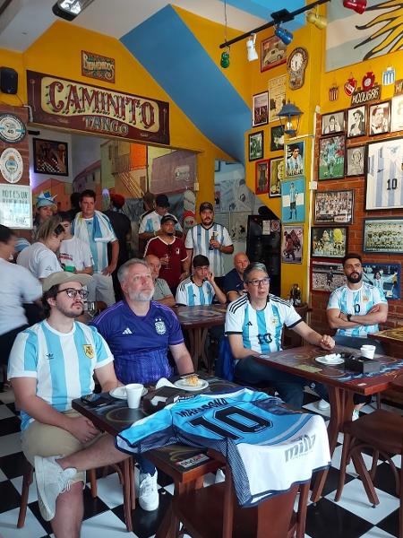 Torcedores acompanham estreia da Argentina na Copa em bar em SP - Talyta Vespa / UOL