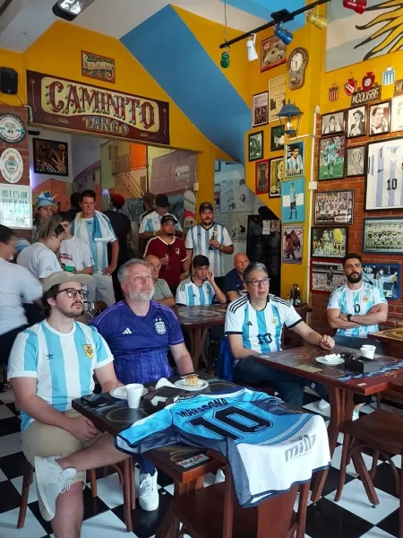 Assista à torcida da Argentina cantando em jogo da Copa