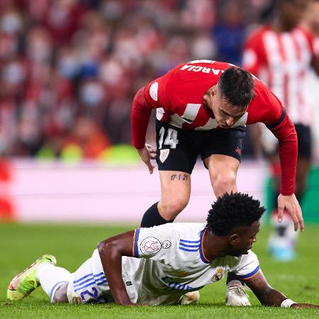 Dani Garcia, do Athletic Bilbao, intimida Vinicius Jr., do Real Madrid, em jogo do ano passado válido pela Copa do Rei - Quality Sport Images/Getty Images