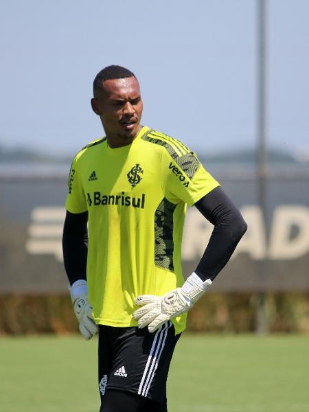 John, goleiro do Inter, durante treinamento do time em Porto Alegre