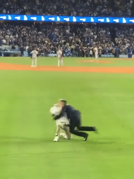 Torcedor do Los Angeles Dodgers derrubado por segurança enquanto faz pedido de casamento. - Reprodução/Twitter