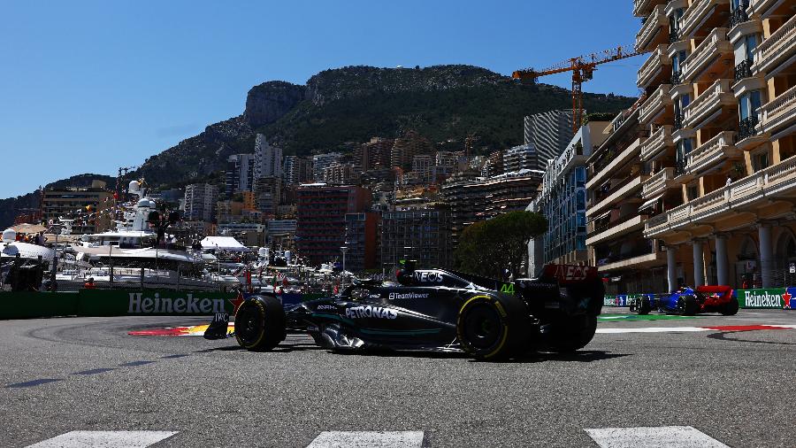 Lewis Hamilton, da Mercedes, durante primeiro treino livre do GP de Mônaco - Mark Thompson/Getty Images