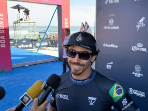 Surfe: Yago Dora supera número 3 do mundo e está nas oitavas no Taiti