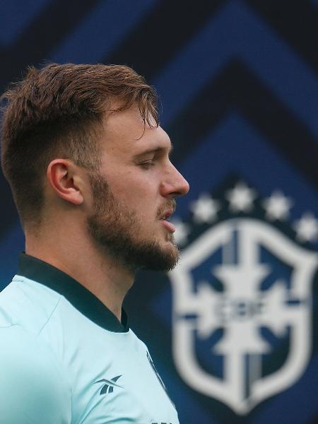 Lucas Perri tem contrato com o Lyon até junho de 2028 Lucas Perri tem contrato com o Lyon até junho de 2028