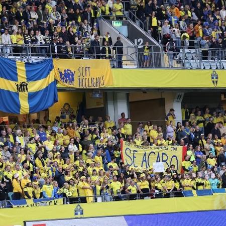 Torcedores da Suécia com faixa em apoio às jogadoras da Espanha