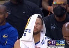 Curry recebe passe por engano e faz jogada para o Warriors na reserva; veja