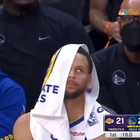 Stephen Curry recebeu passe por engano e fez jogada do banco de reservas no jogo entre Warriors e Lakers