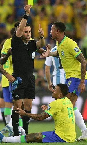 Gabriel Jesus lamenta após receber cartão amarelo por acertar o rosto do argentino De Paul, em jogo pelas Eliminatórias