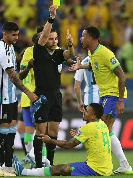 Gabriel Jesus lamenta após receber cartão amarelo por acertar o rosto do argentino De Paul