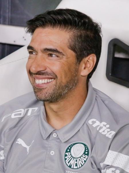 Abel Ferreira sorri durante jogo do Palmeiras no Campeonato Brasileiro