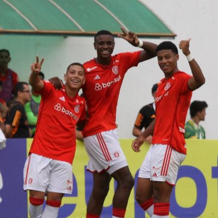 Jogadores do Inter comemoram gol sobre o Santa Cruz-SE na Copinha