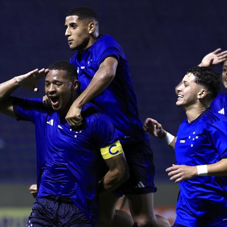 Pedrão comemora gol marcado pelo Cruzeiro contra o Coritiba na Copinha