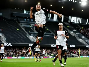 Ex-Fla faz 5º gol em 5 jogos, comanda vitória do Fulham e é aplaudido de pé