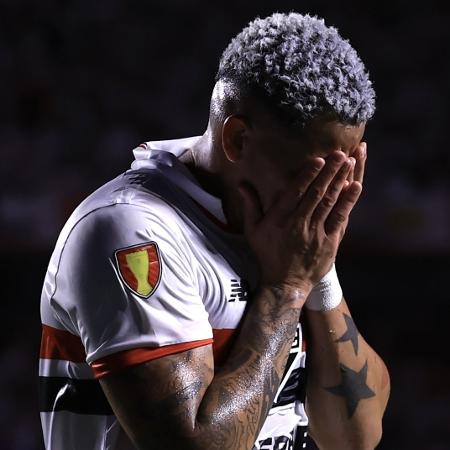 Luciano, do São Paulo, se lamenta durante jogo contra o Santos pelo Campeonato Paulista
