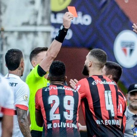 Wagner Leonardo é expulso após acertar Calleri em Vitória x São Paulo